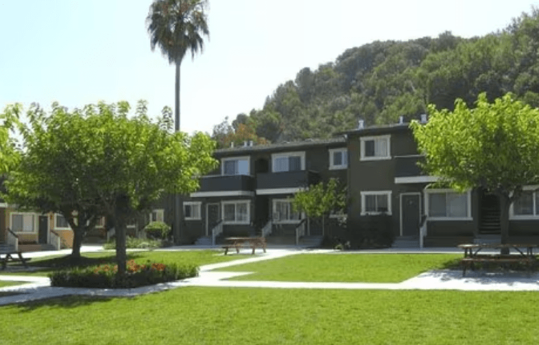 La Brea Apartments photo 2
